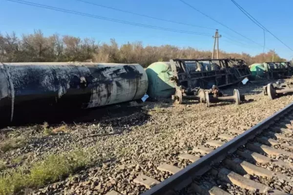 В Орловском районе Ростовской области частично запустили движение после схода вагонов