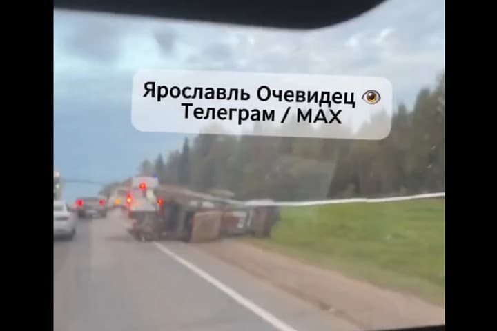 В Ярославской области грузовик опрокинул трактор