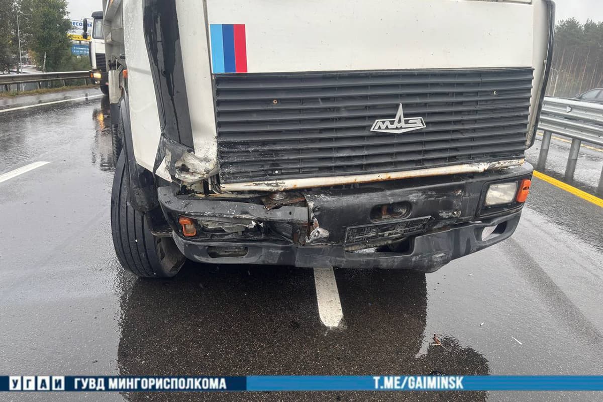 На МКАД водитель грузовика не справился с управлением и столкнулся с легковушкой — в ДТП никто не пострадал