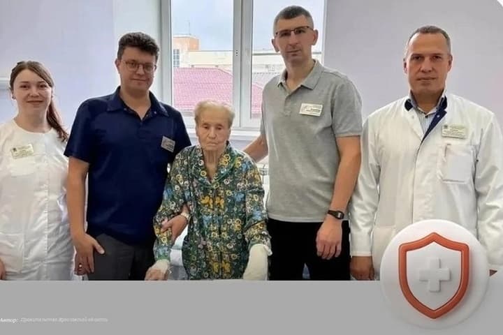 Ярославские врачи помогли 100-летней пациентке снова ходить после перелома