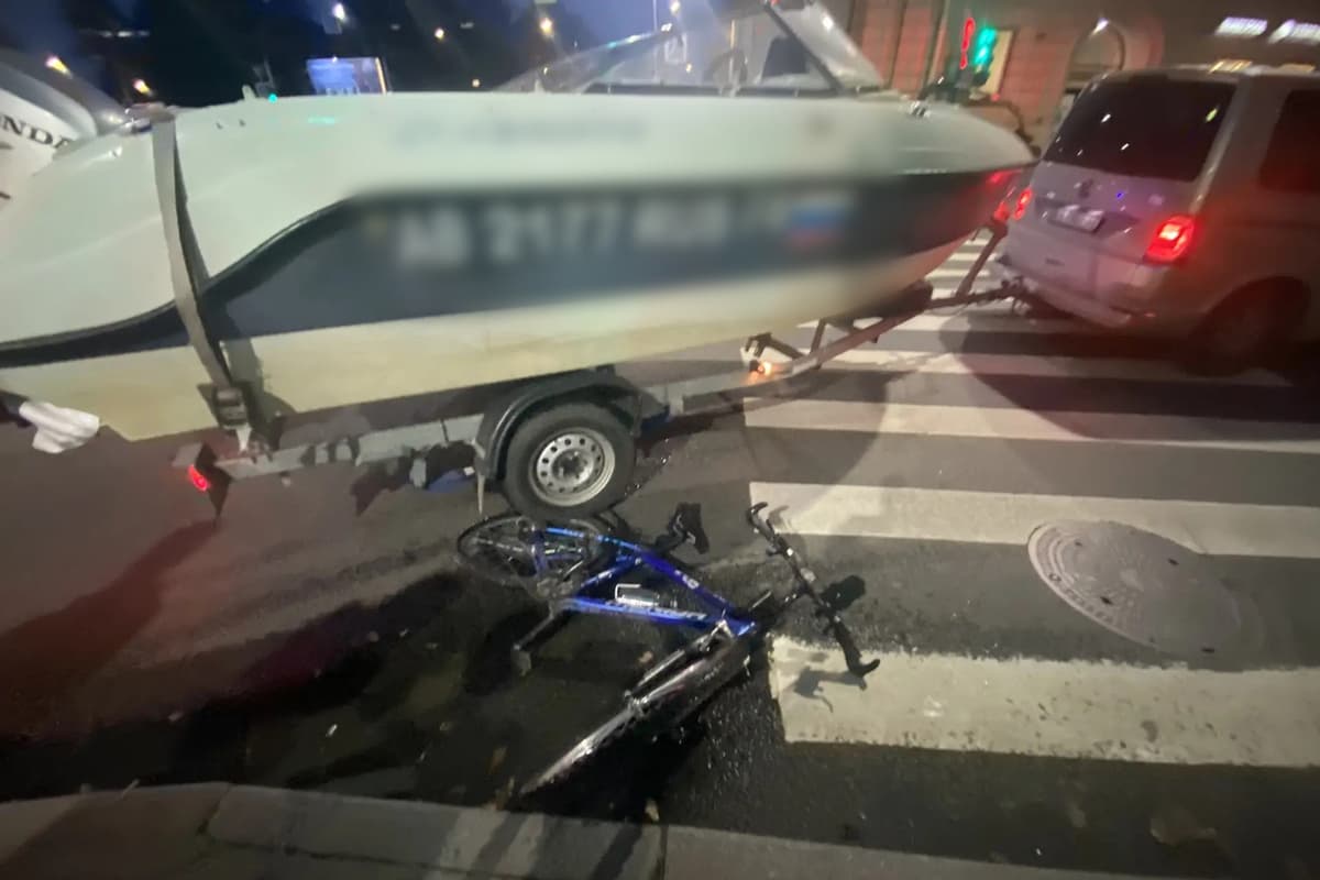 В Петербурге в необычном ДТП с лодкой пострадал велосипед