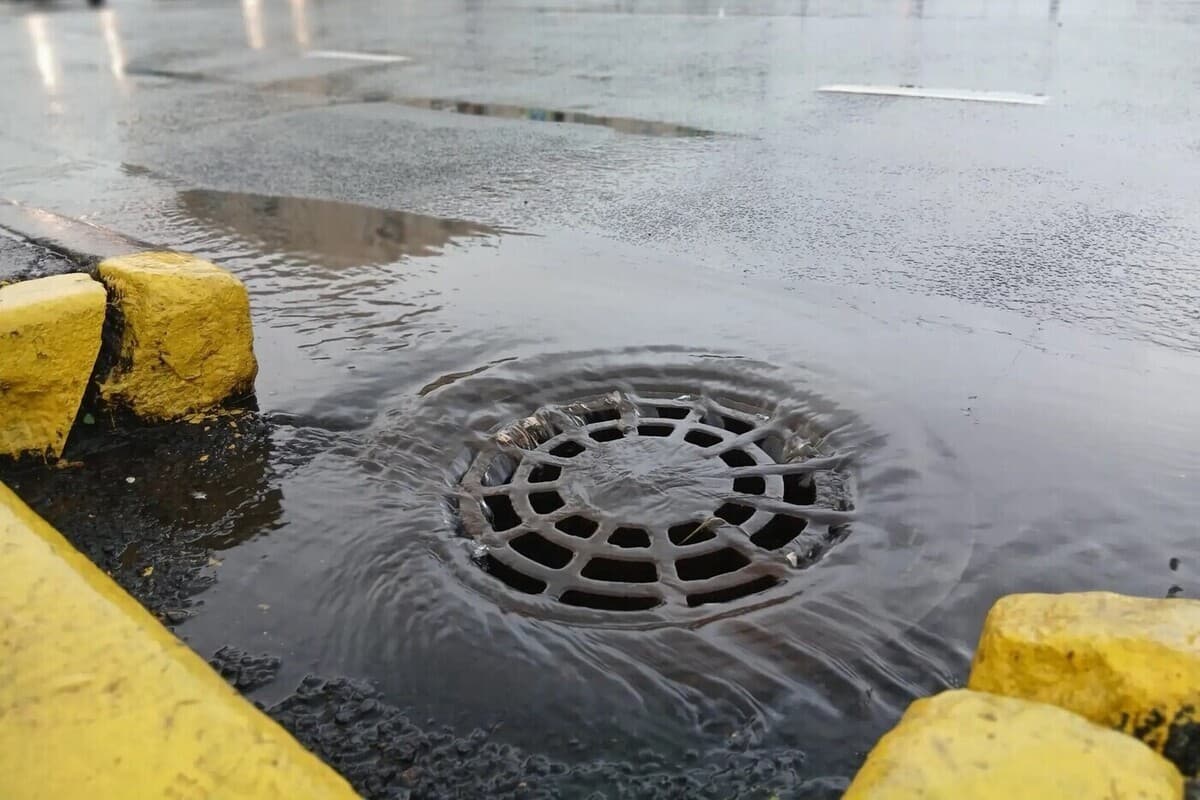 Канализации Водоканала готовы к приему потоков воды от сильного дождя в Петербурге