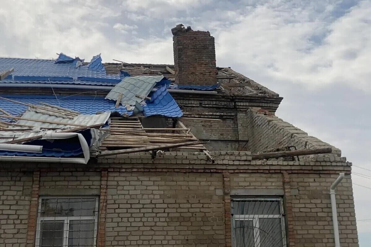 В Алексеевке восстановят разрушенную ветром кровлю ДК