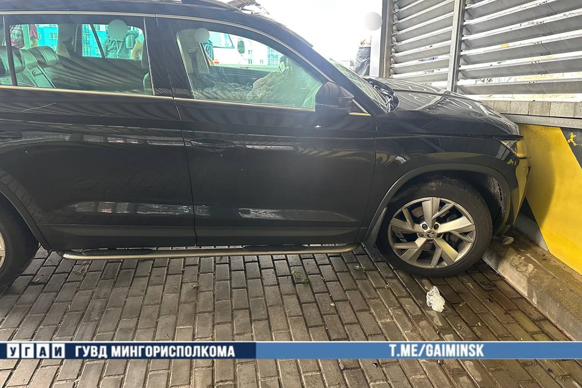 В Минске водитель легковушки врезался в подземный паркинг — мужчине стало плохо за рулем