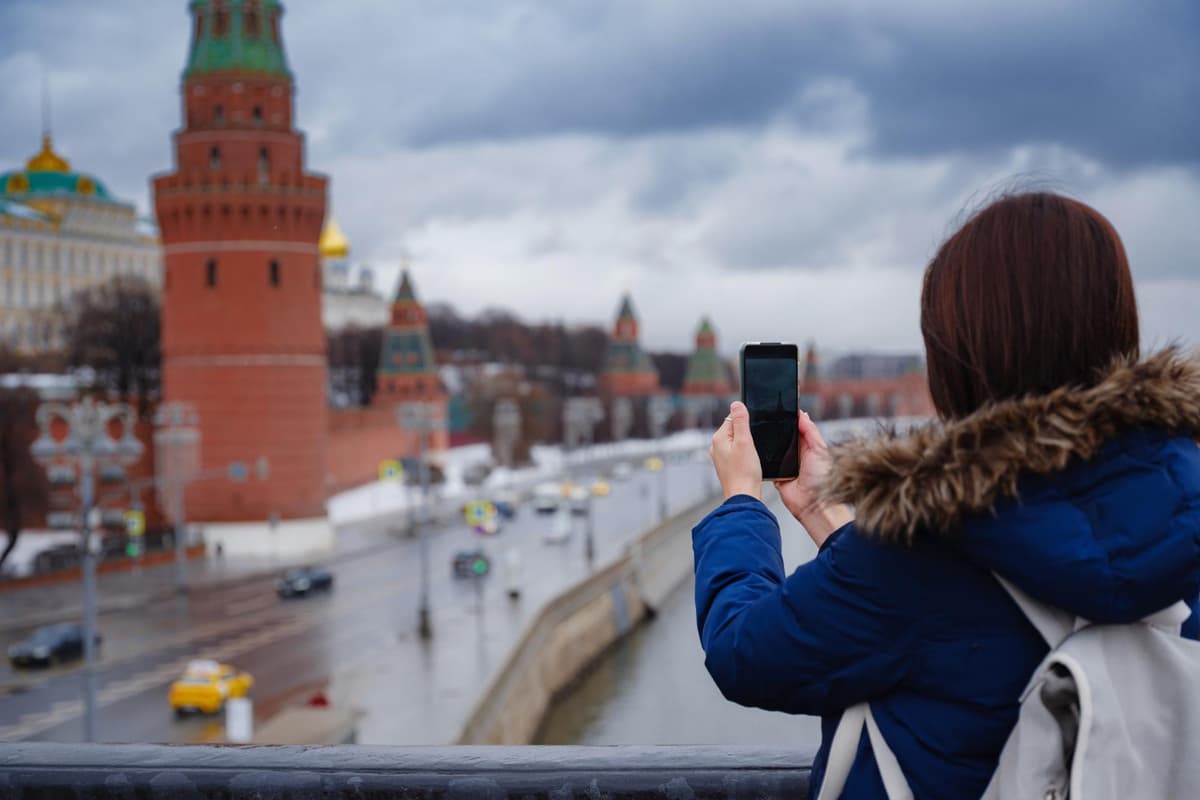 Немка приехала в Москву доказать, что русские – азиаты: один разговор перевернул все - она была в шоке. До этого говорила: «Вы врете всему миру!»
