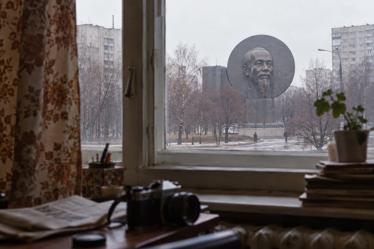 Лжережиссер-насильник звал девушек на кинопробы, но его выдал памятник за окном