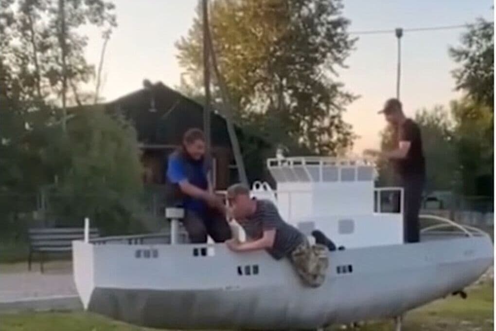 Жители Качуга в пьяном виде сломали макет корабля