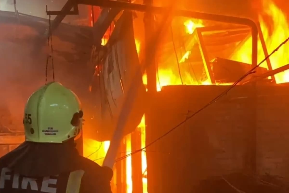 Склад со стройматериалами сгорел в Краснодаре