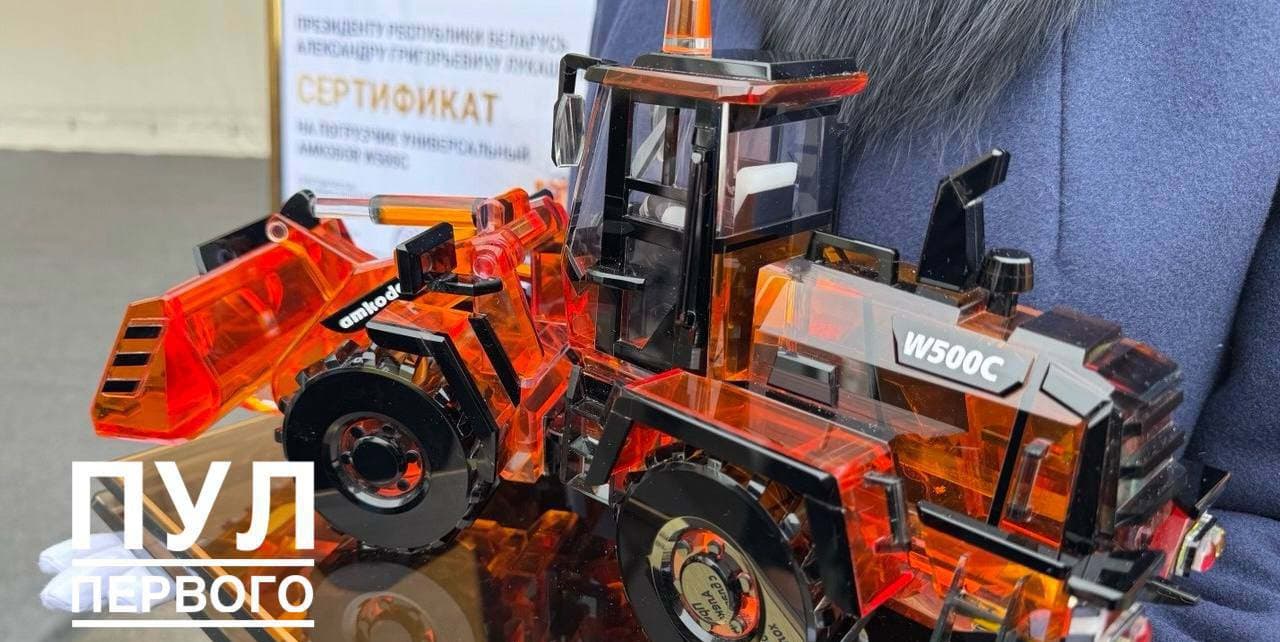«Отдать жалко, у себя использовать?» – Лукашенко получил в подарок два погрузчика