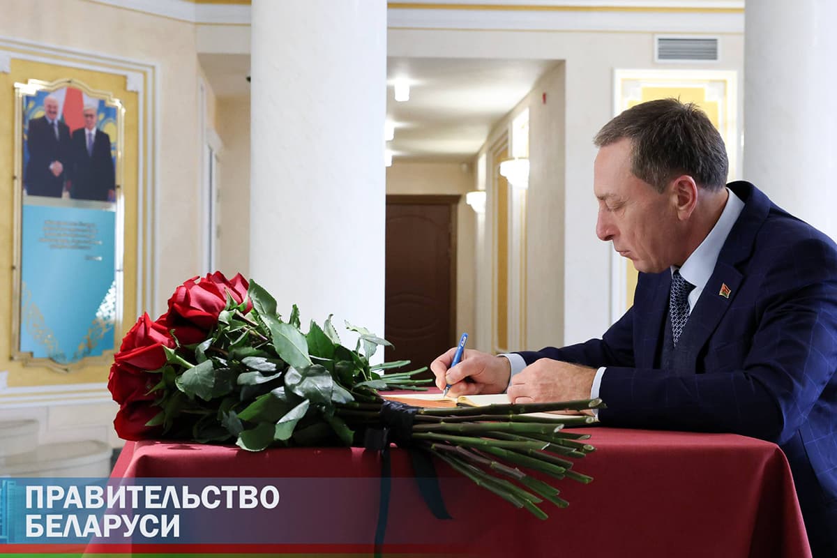 Снопков оставил запись в книге соболезнований в связи с гибелью военных Казахстана на побережье Каспия