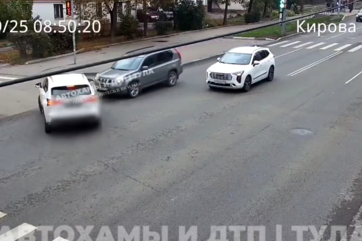 Появилось видео момента ДТП в Туле, где кроссовер залетел на капот внедорожника