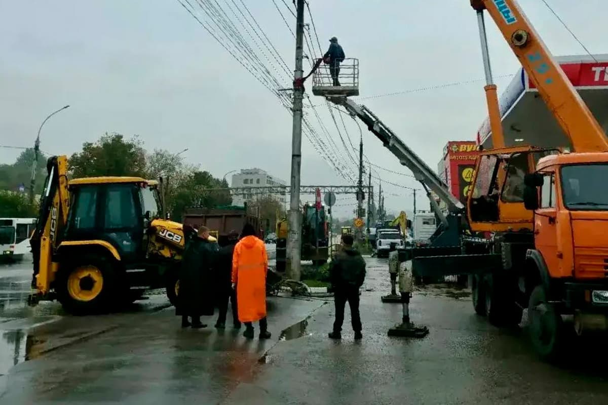 В Липецке раскапывают повреждённый водопровод на Студёновской