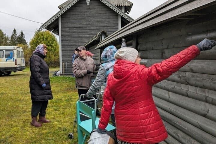 Волонтёры Партальского дома-интерната преобразили забор у храма