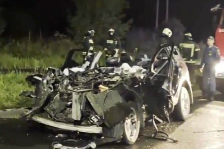 Водитель BMW насмерть врезался в стоящий грузовик
