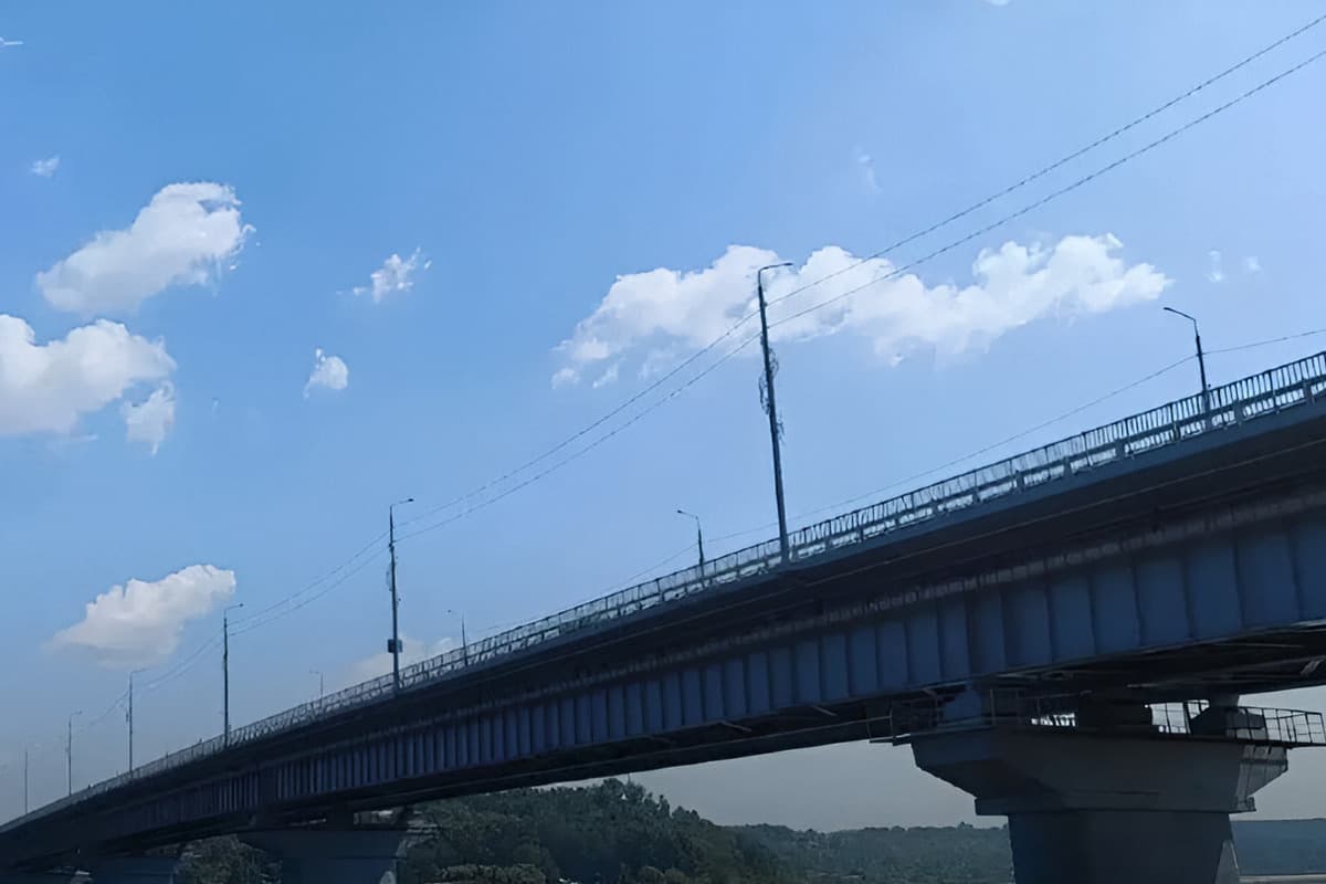 На Коммунальном мосту в Томске начали гарантийный ремонт дороги