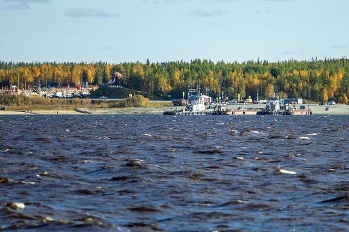 Все паромы вышли на переправу Салехард — Лабытнанги после остановки движения