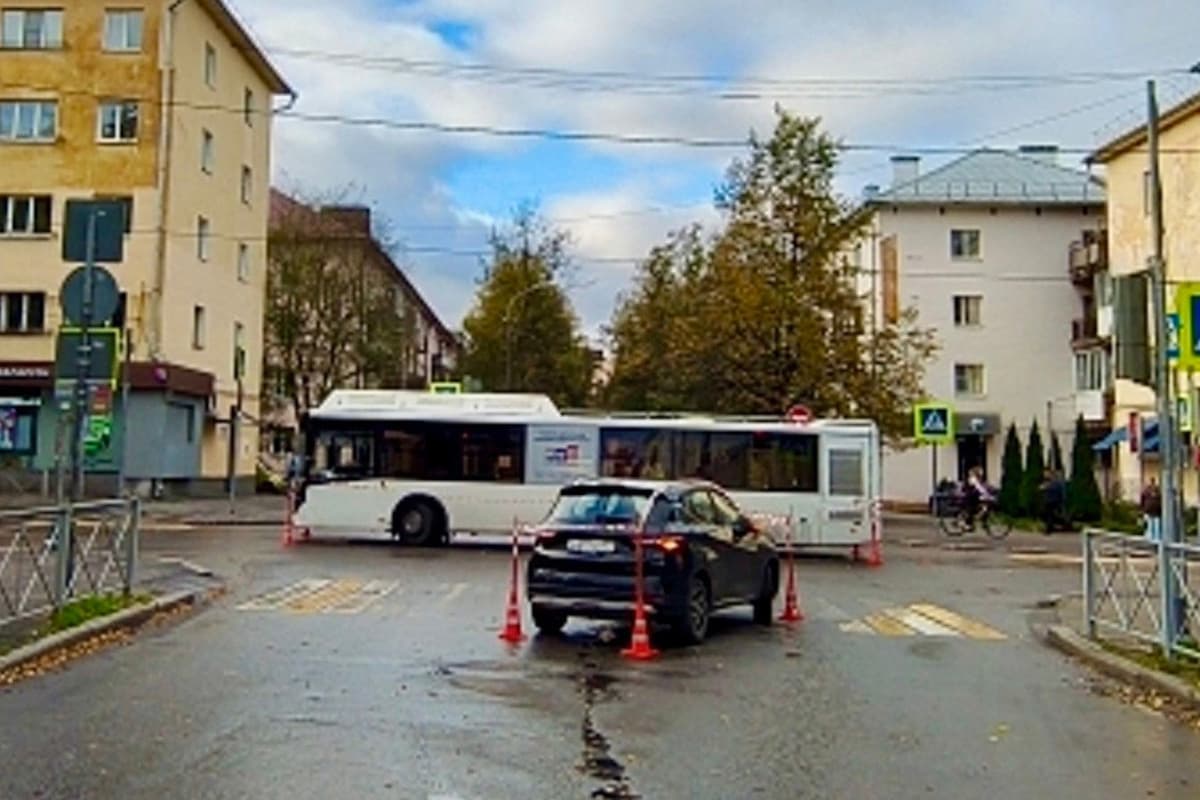 В Великом Новгороде легковушка отправила в больницу кондуктора автобуса