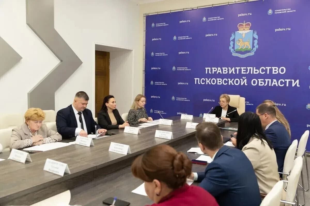 В Правительстве Псковской области прошло заседание областной трёхсторонней комиссии по регулированию социально‑трудовых отношений