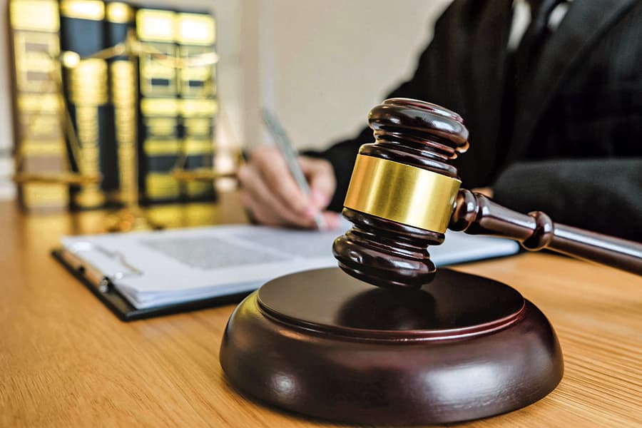 В Минске бездомный разозлился на игравших поблизости детей и повредил мальчику трюковый самокат
