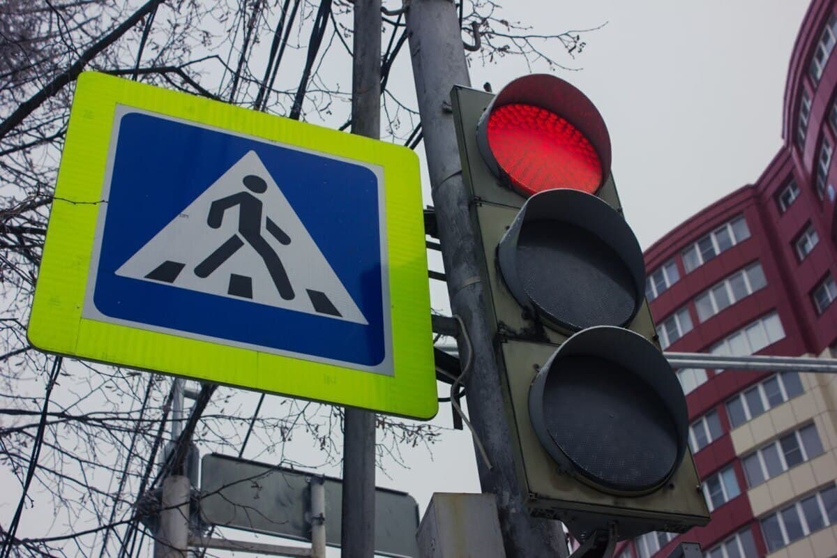 Женщина попала под машину, перебегая на красный сигнал светофора в Мурино