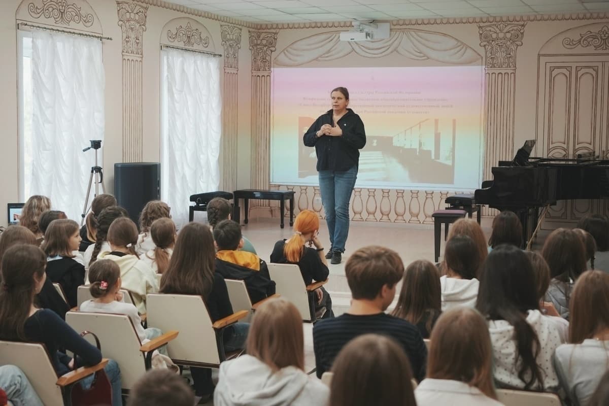 Директор Петербургского художественного лицея провела мастер-класс в Боровичах