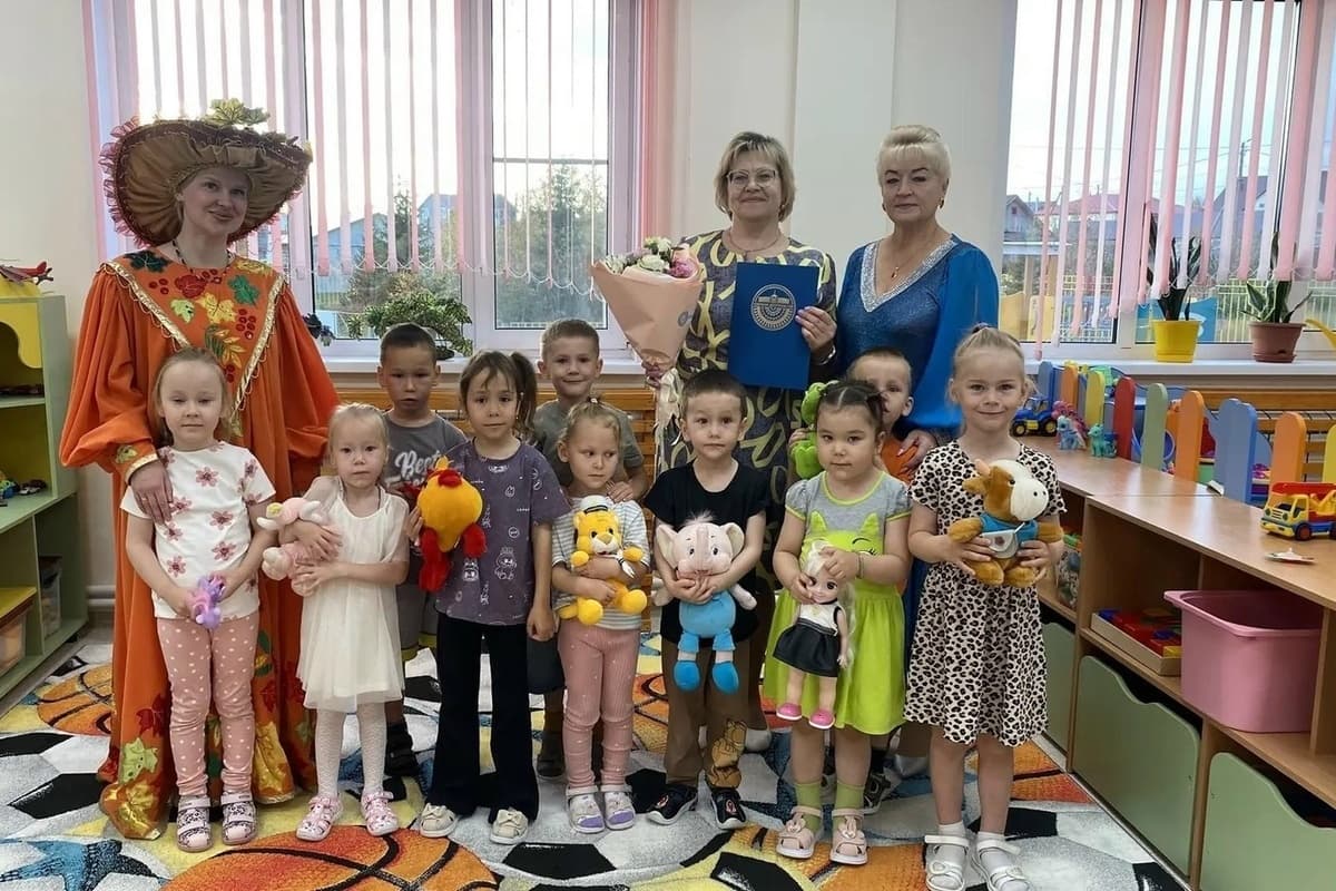 Работников детского сада в Тельвиске поздравили с профессиональным праздником