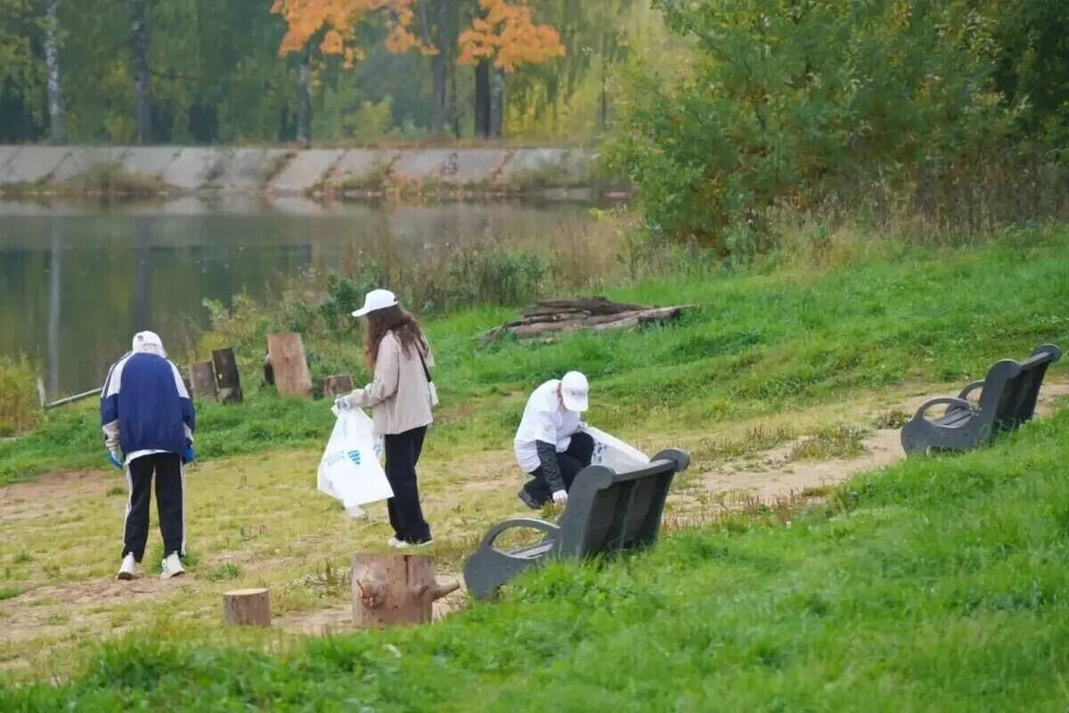 В Сергиевом Посаде очистили берег Лесного озера в рамках акции «Вода России»