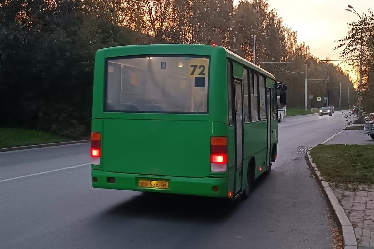 В Екатеринбурге автобус поехал с остановки во время выхода из салона ребенка
