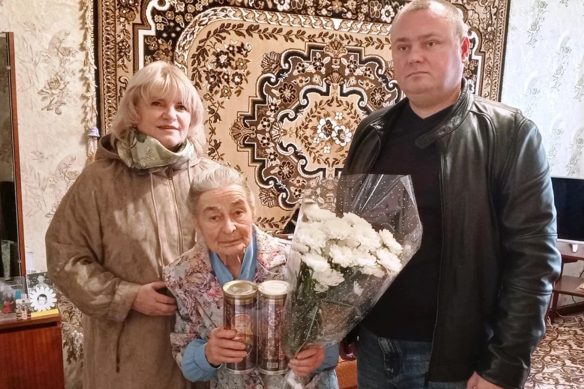 В Сафонове сотрудники УФСИН поздравили 87-летнюю ветеранку УИС Светлану Клюеву с Днём освобождения Смоленщины