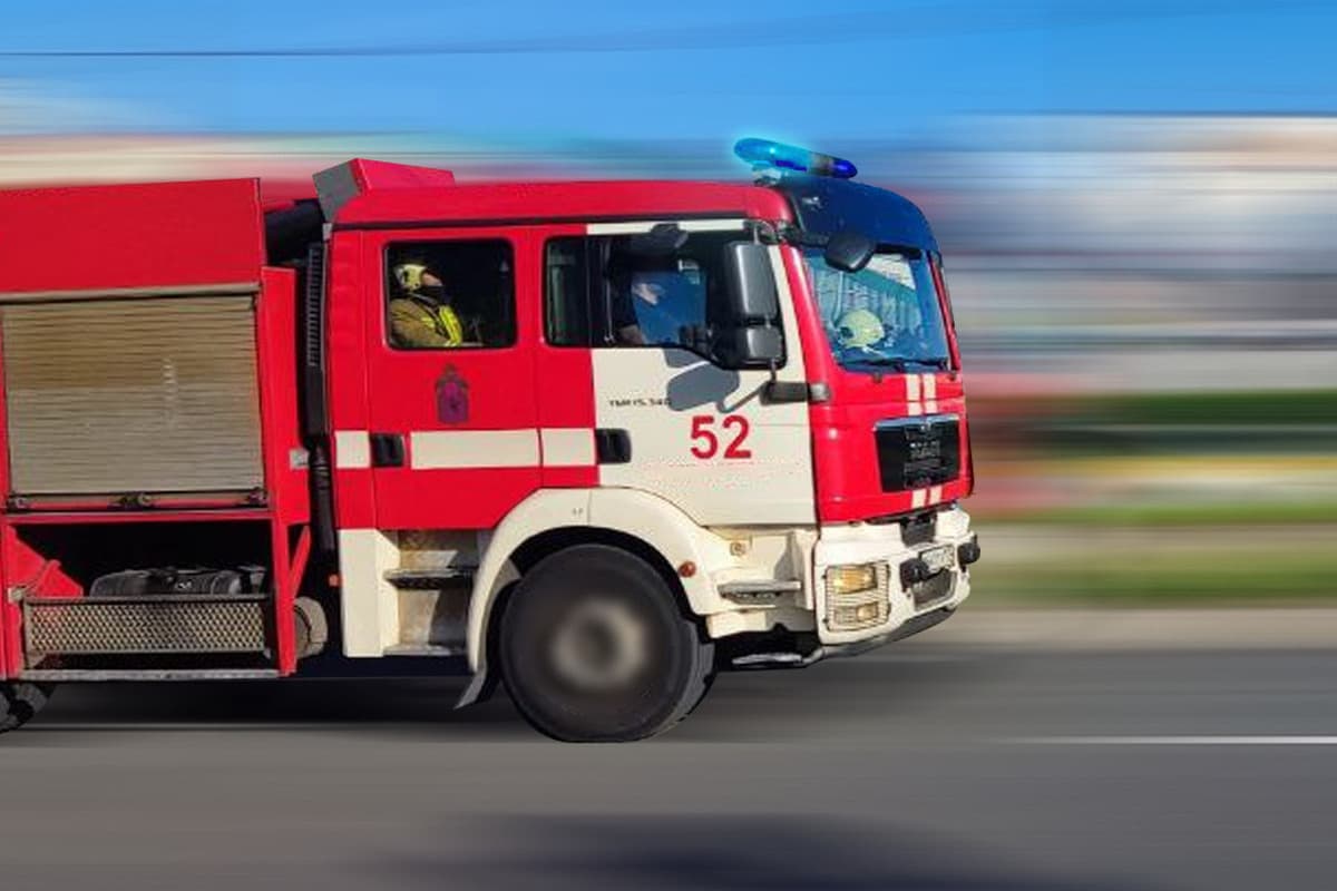 В Великом Новгороде пожарные потушили горящий автомобиль