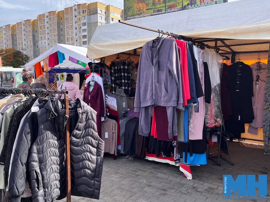 Картофель мешками, румяные яблоки и вайб «Динамо»: посмотрели, как проходит сельхозярмарка в Уручье