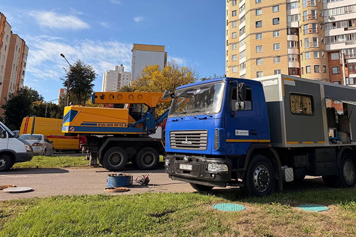 «Минскэнерго»: работы на месте аварии на теплосетях по улице Жуковского в Минске продолжаются