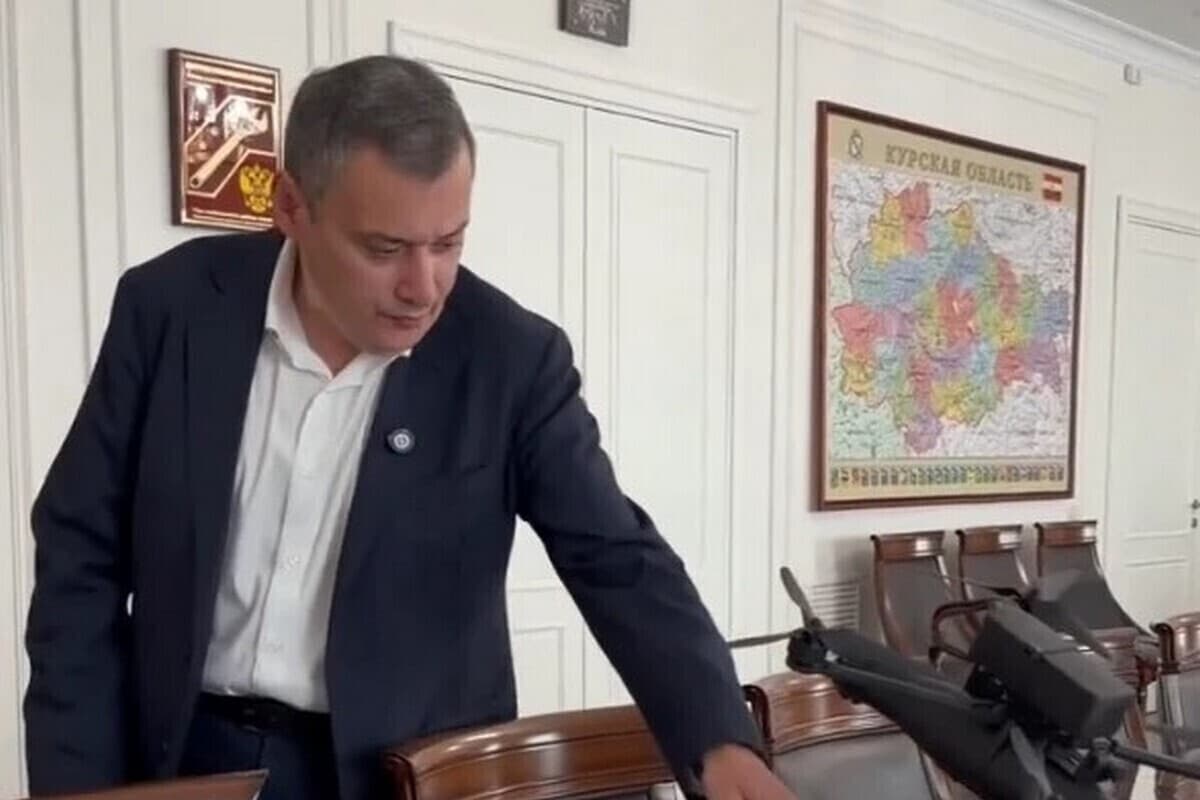 Губернатор Хинштейн показал сбитый дрон и соловья из своей кабинетной коллекции