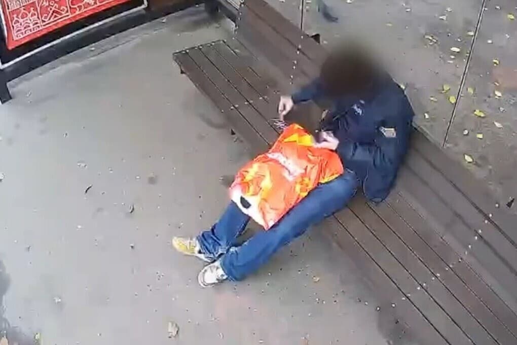 Юные вандалы испортили еще две остановки в Вологде