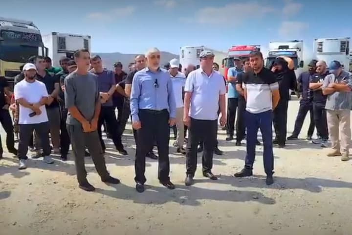 Дальнобойщики Дагестана попросили Путина решить проблему задержаний в Азербайджане
