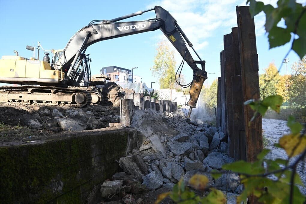 В Петрозаводске начали строить пешеходный мост через Лососинку