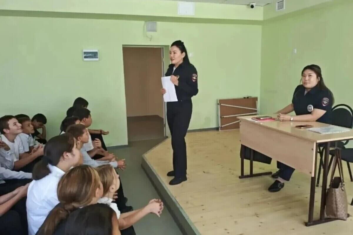 В школах Целинного района Калмыкии напомнили о безопасности на дорогах