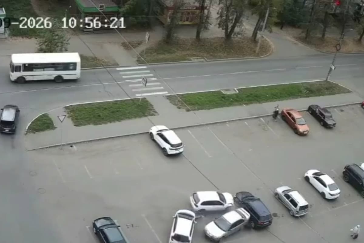 В Бийске автоледи врезалась сразу в три припаркованных машины