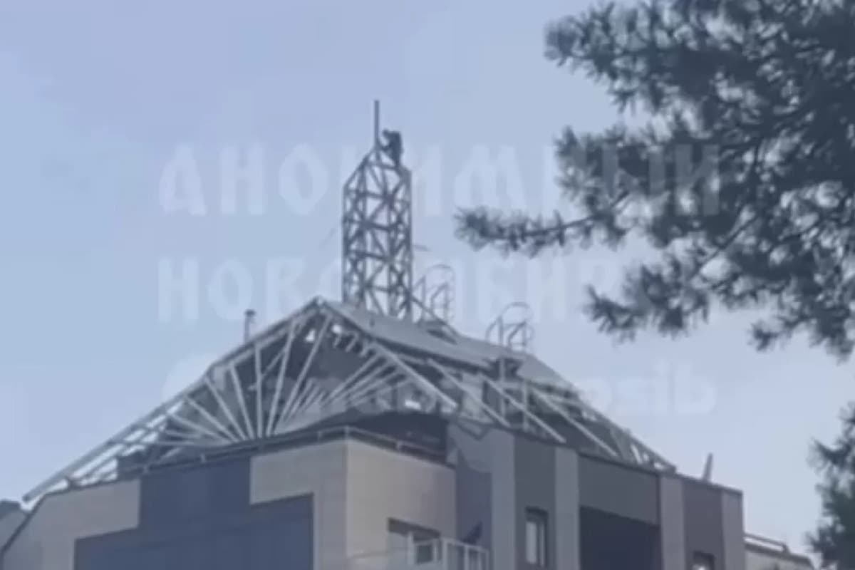 В Новосибирска подростки забрались на шпиль высотки на Кирова