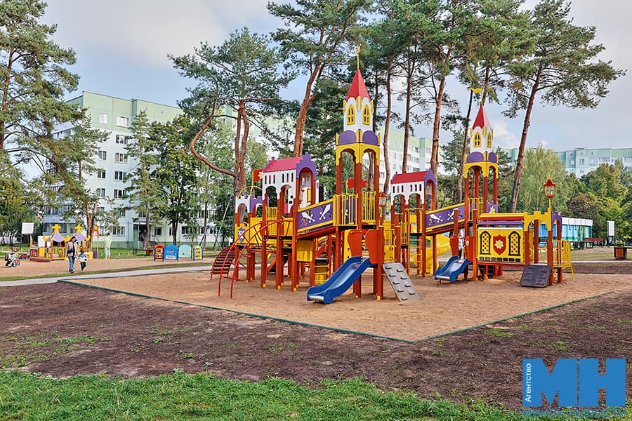 Аттракцион «Троллей», батуты, игровые и спорткомплексы. Посетили лучший двор столицы