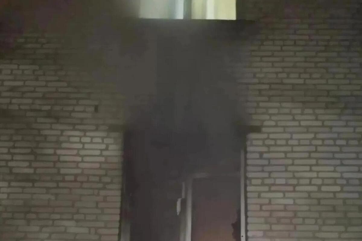 Пожарные спасли 8 человек и двух котов во время пожара в многоэтажке в Буграх
