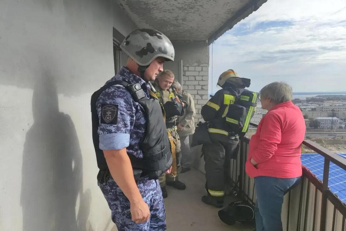 Волгоградские росгвардейцы спасли жильцов многоэтажки от пожара