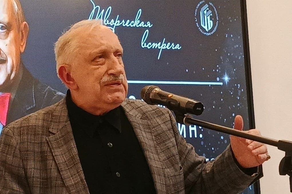 «Открыл бумажник и протянул»: Аверюшкин рассказал о необычном подарке Ефремова