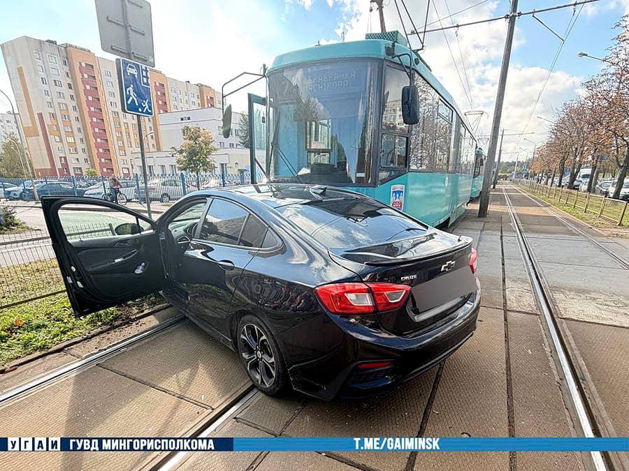 На ул. Плеханова Chevrolet столкнулся с трамваем: водитель госпитализирован