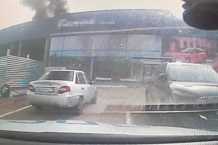 В Орле инспекторы ДПС потушили пожар на крыше автосалона