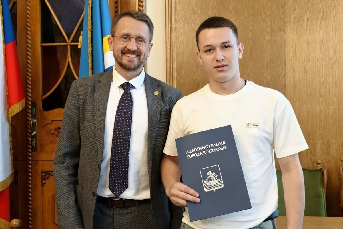 Мэр Костромы встретился со спасателями, которые спасли купальщиков