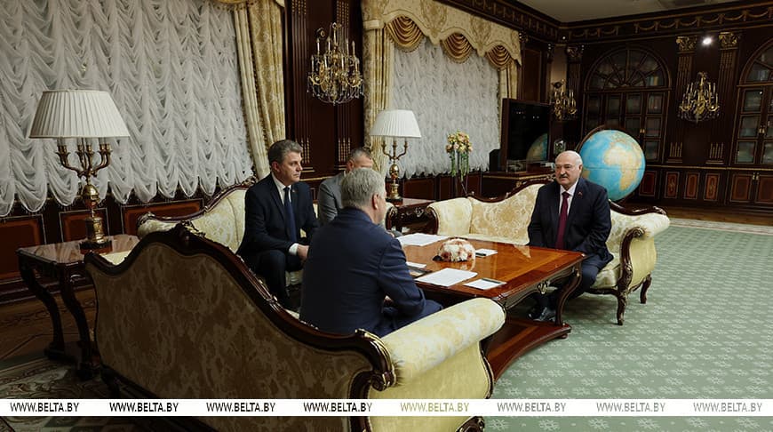 Президент: Беларусь заинтересована активнее сотрудничать с Россией в самолетостроении