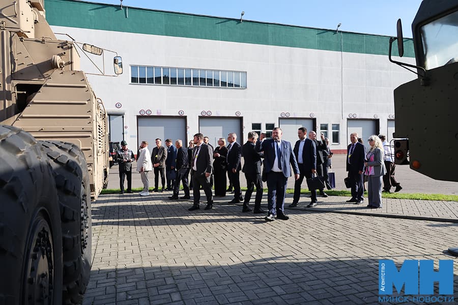 Делегация Ульяновской области посетила Минский завод колесных тягачей