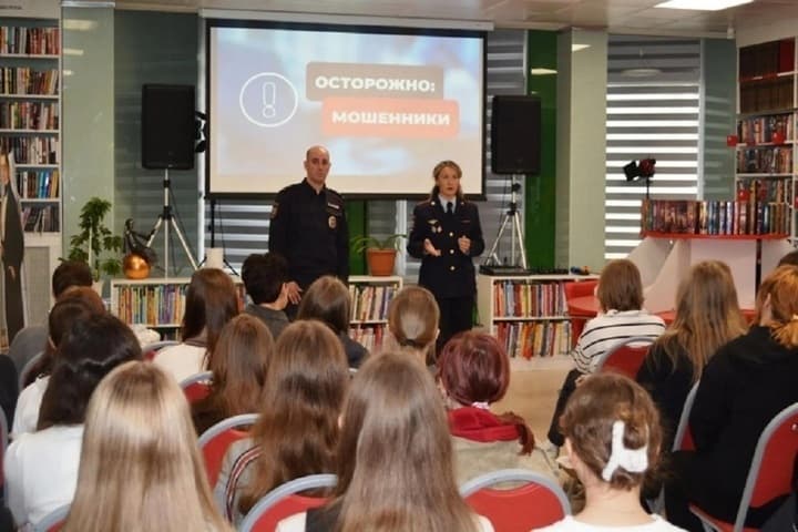 Владимирские полицейские научили студентов распознавать кибермошенников