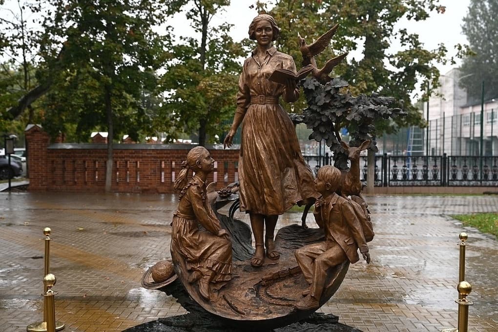 Памятник Первой учительнице появился в российском городе
